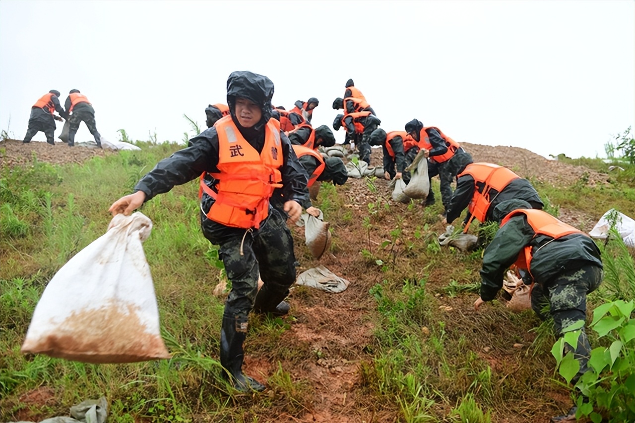 武警江西总队千余名官兵奋战在乐安河抗洪一线