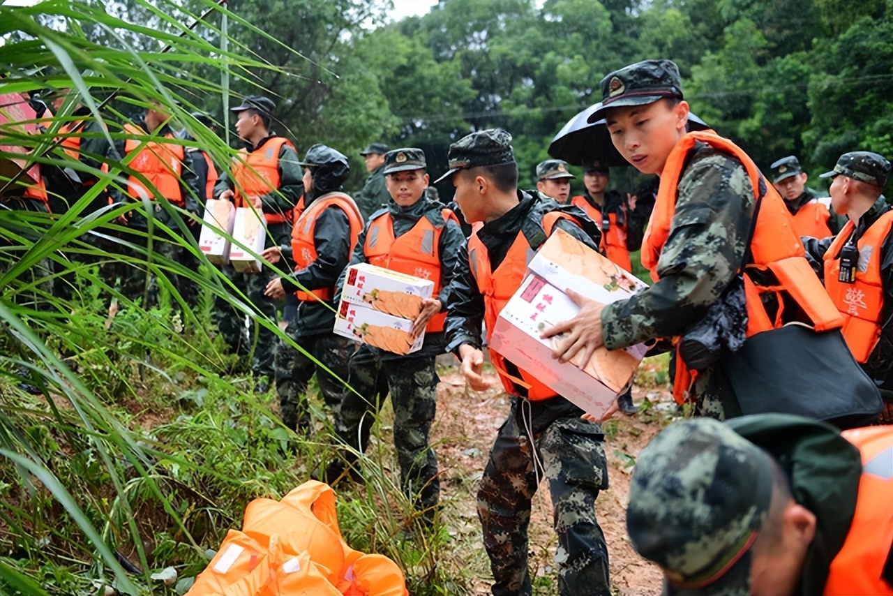 武警江西总队千余名官兵奋战在乐安河抗洪一线